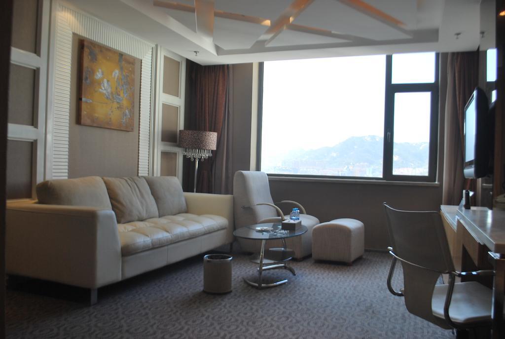 The Center Hotel Уейхай Стая снимка