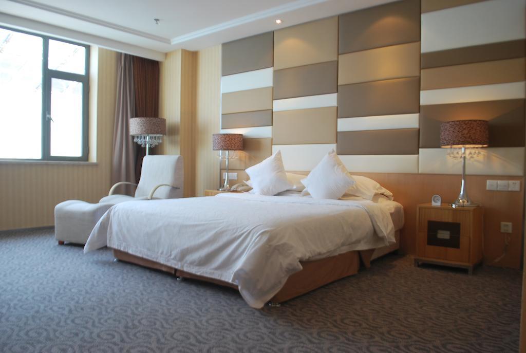 The Center Hotel Уейхай Стая снимка