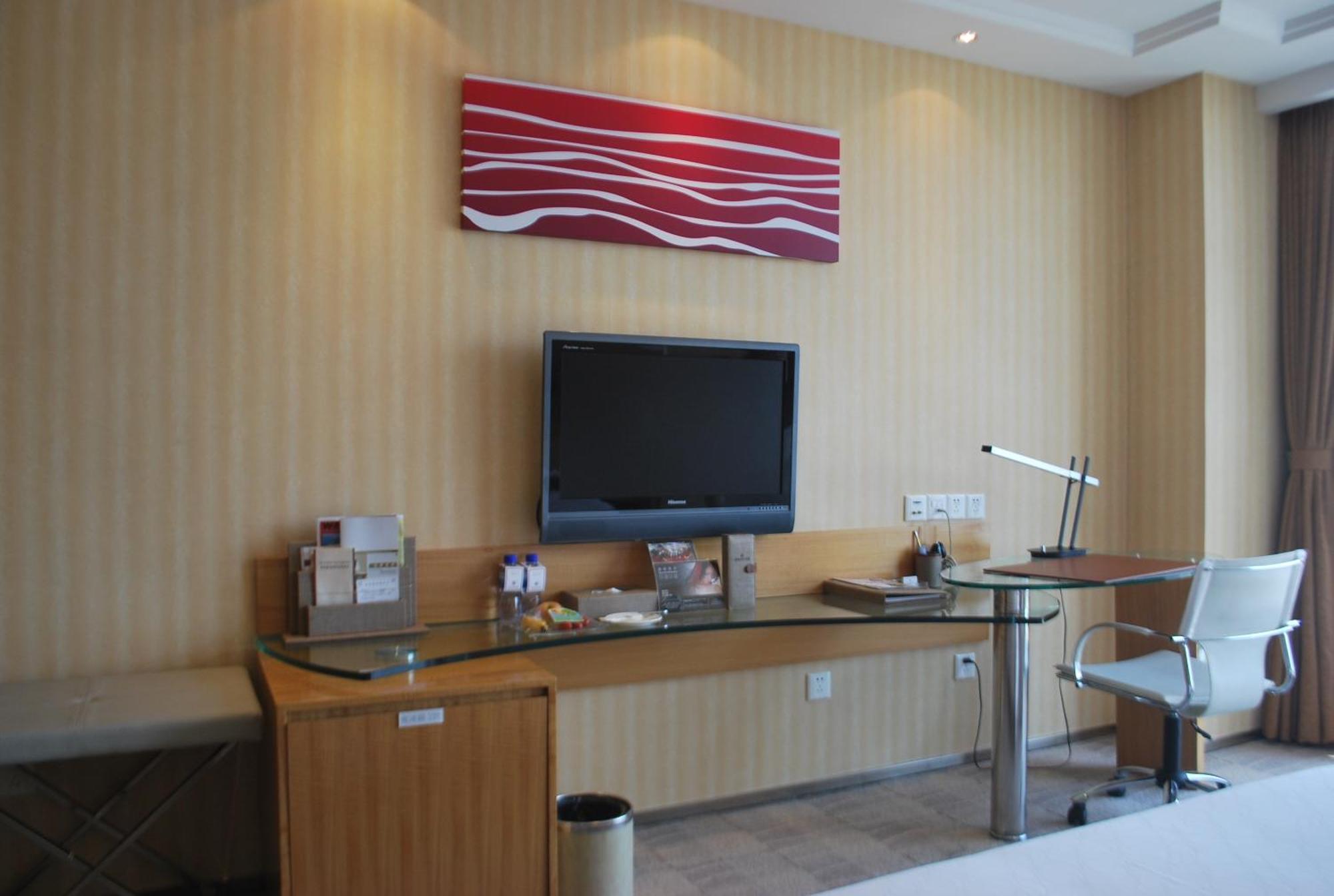 The Center Hotel Уейхай Екстериор снимка