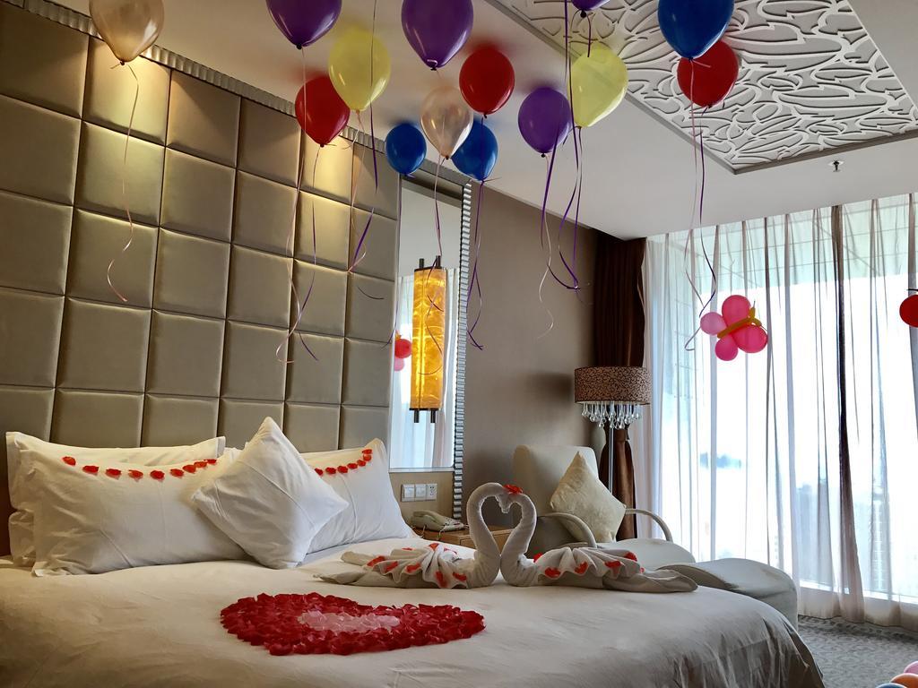 The Center Hotel Уейхай Екстериор снимка