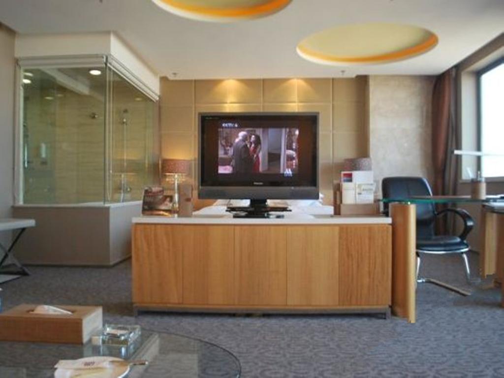 The Center Hotel Уейхай Екстериор снимка