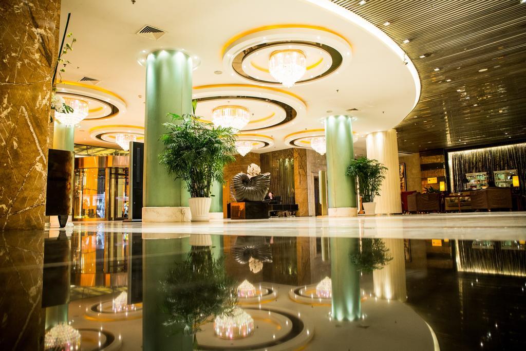 The Center Hotel Уейхай Екстериор снимка