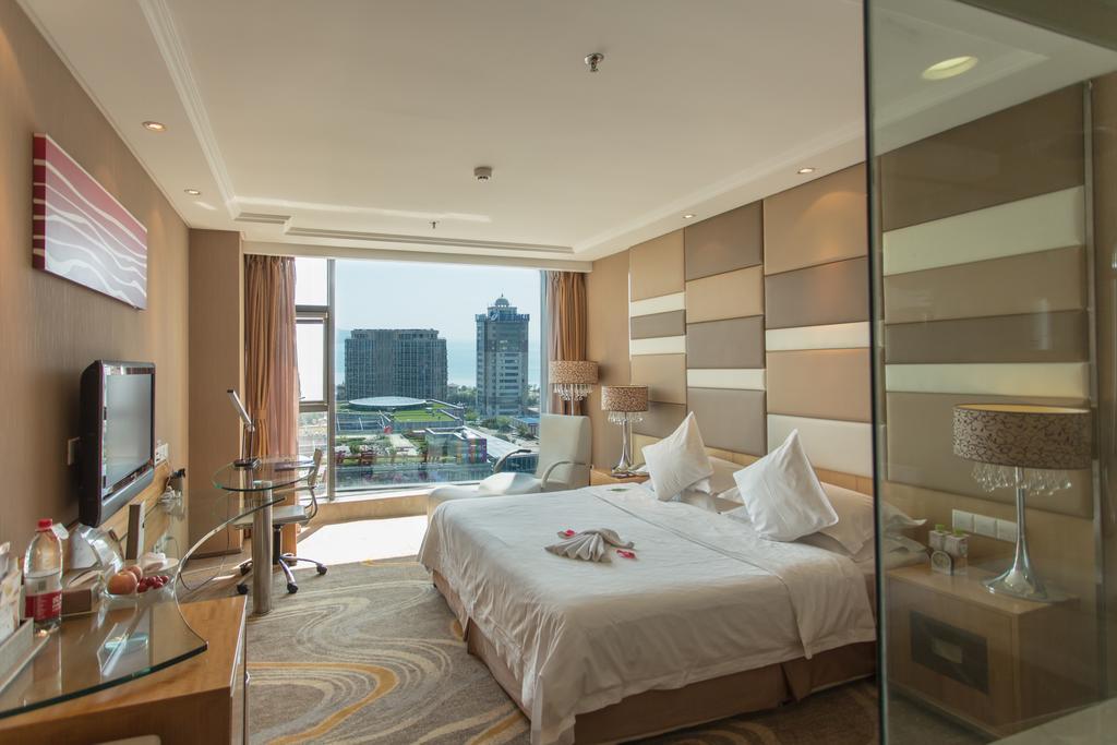 The Center Hotel Уейхай Екстериор снимка