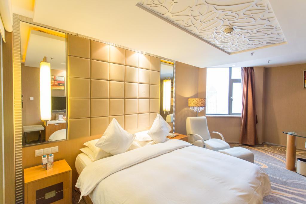The Center Hotel Уейхай Екстериор снимка
