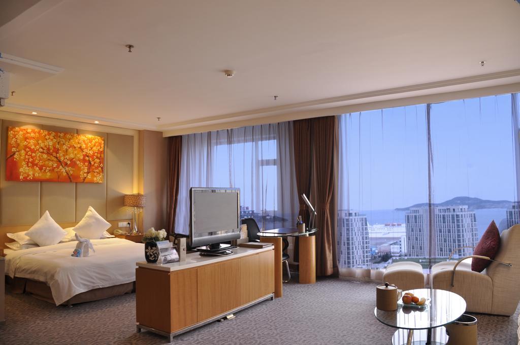 The Center Hotel Уейхай Екстериор снимка