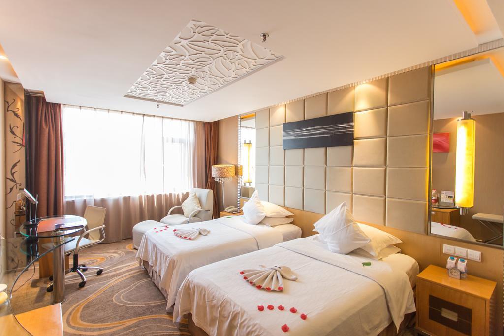The Center Hotel Уейхай Екстериор снимка