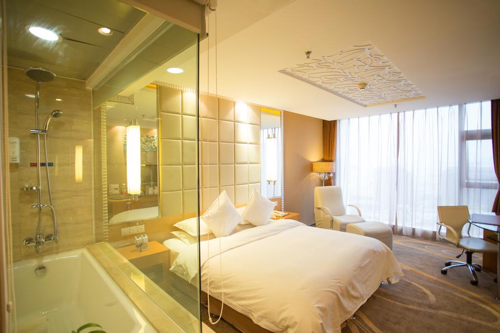 The Center Hotel Уейхай Екстериор снимка